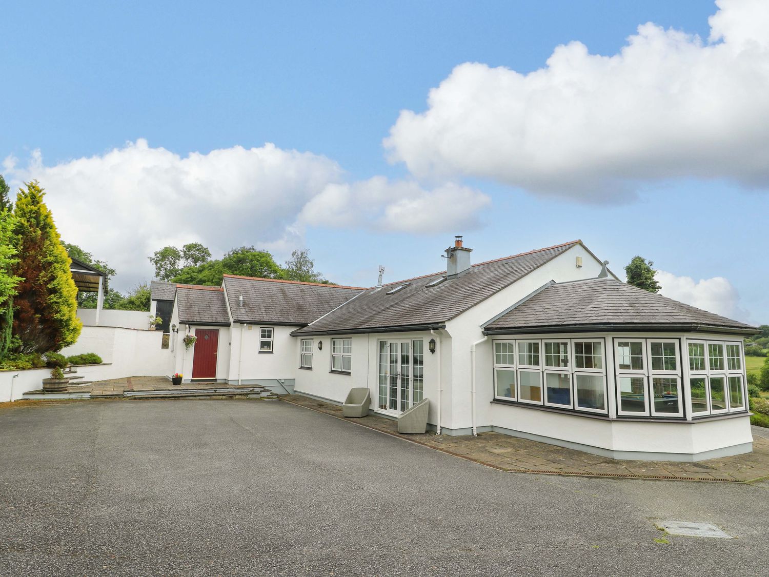 A house with a driveway and garden at Bwthyn Clai in Llangefni