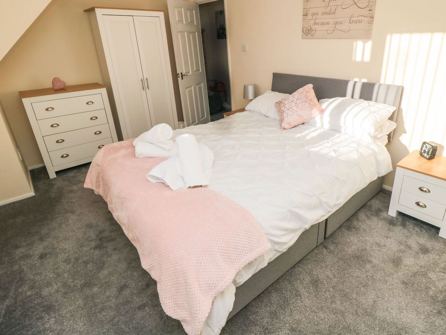 Fuschia Cottage Stainsacre near Whitby ( Ref 1125520 ) Book Stainsacre Holiday Home near Whitby North Yorkshire