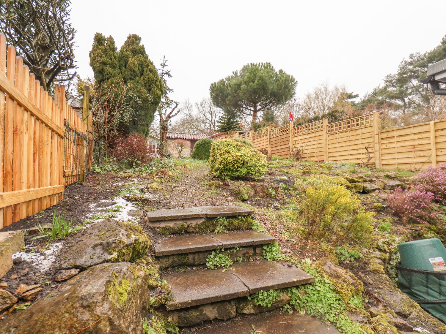 Garden Riseholme Ebberston ( Ref 1128844 ) Book Ebberston holiday cottage for 4 people