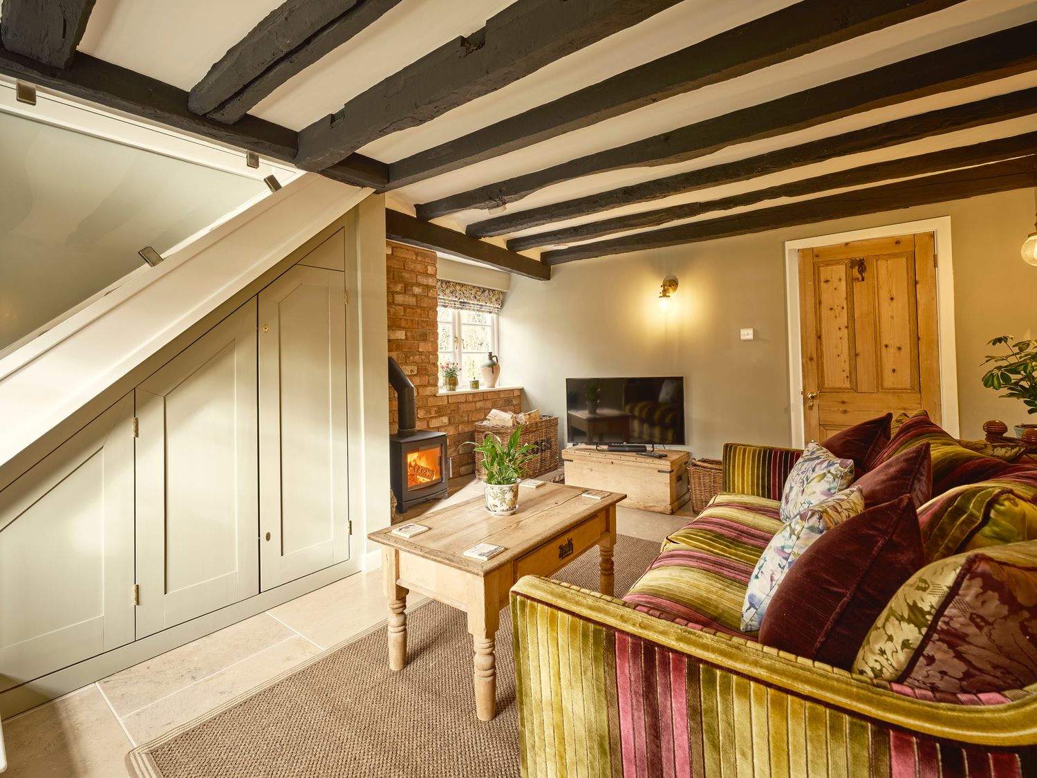 1 Kingswood Cottage                     photo 2