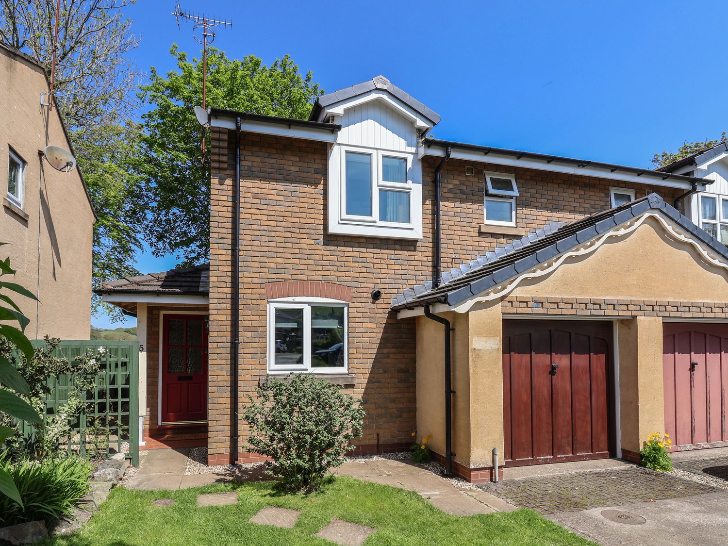 5 Llys Dolhaiarn, Llanfair Talhaiarn Holiday Cottage Bird Spot