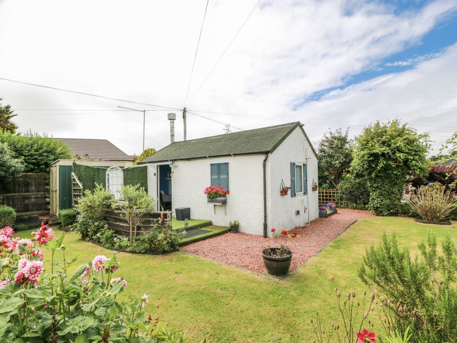 A cottage with garden and flowers at Learig Cottage in Girvan