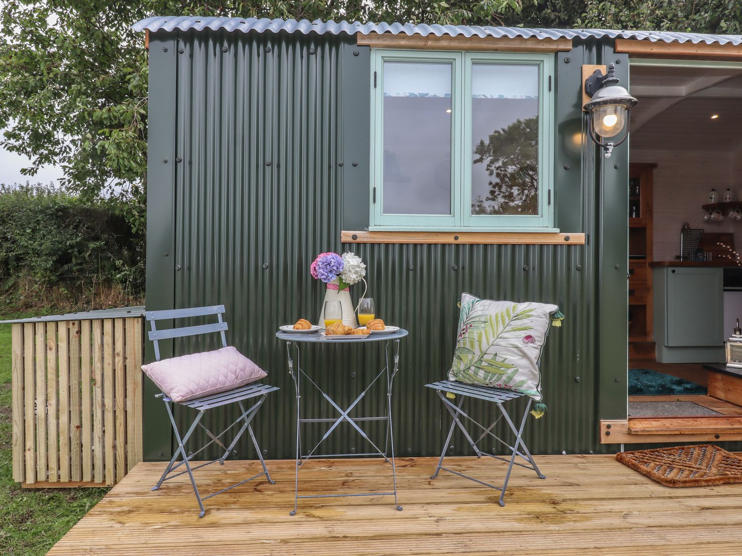 Lottie's Hut                     photo 2