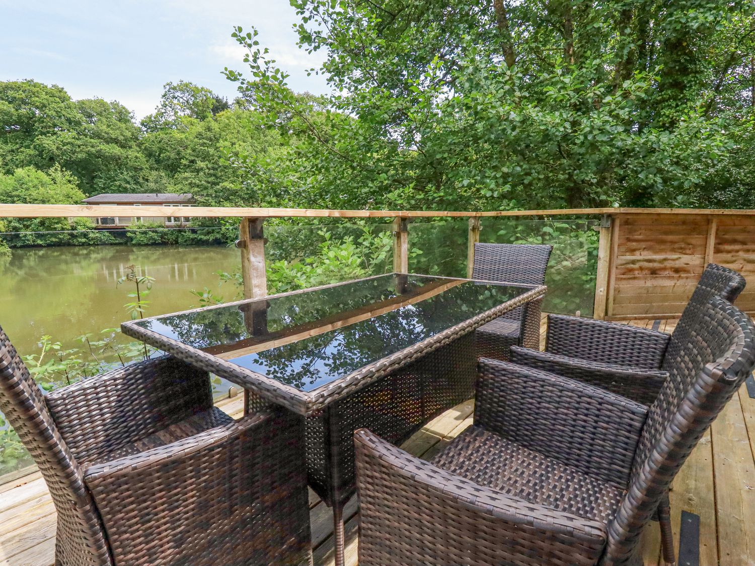4 Miller's Island Lodge sleeps 4 guests ( Ref 1142310 ) Book Lanreath Holiday Lodge at Stonerush Lakes in Cornwall England