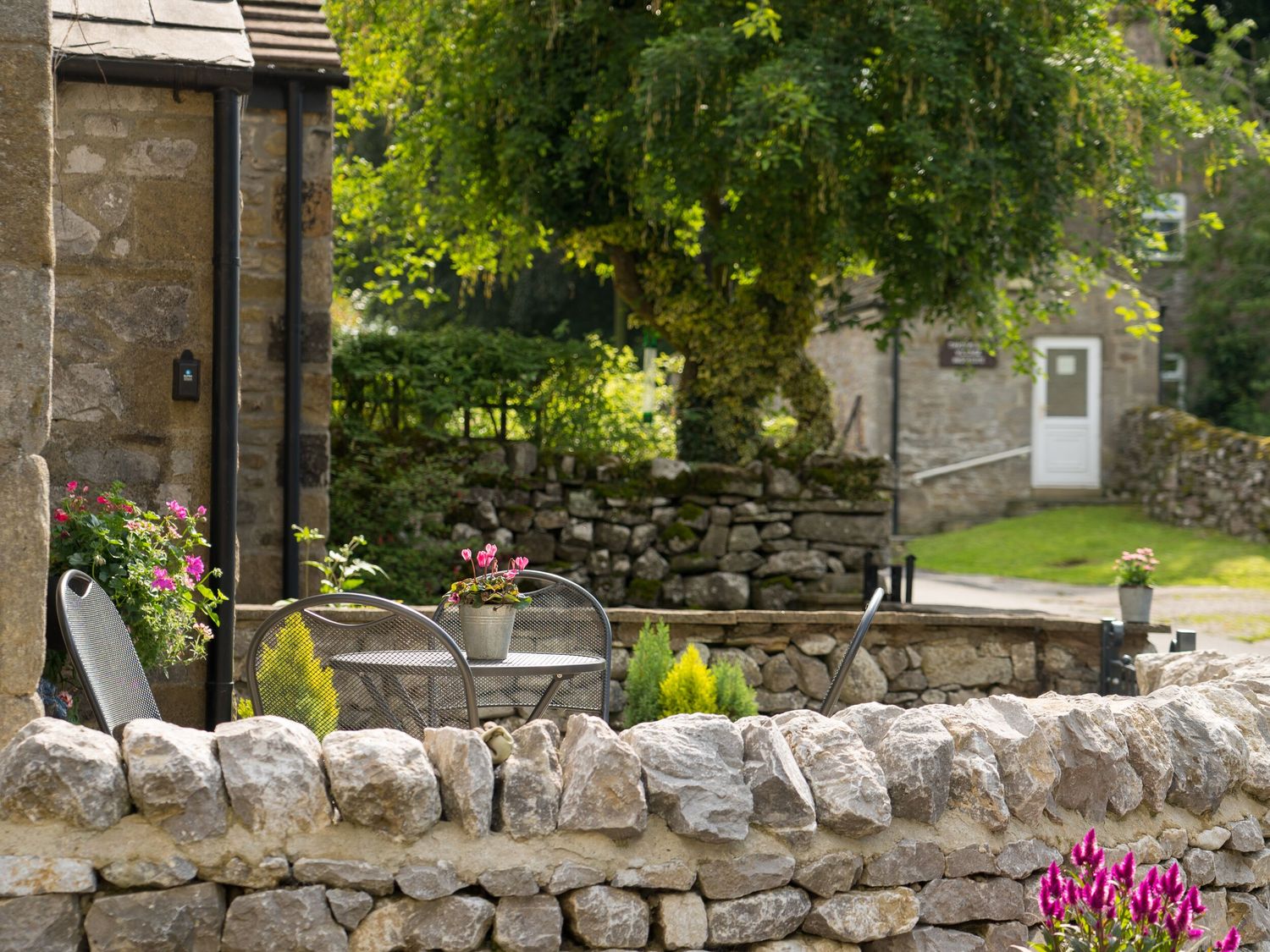 Patio Park Grange Cottage ( Ref 1142881 ) Threshfield holiday cottage near Grassington for 4 guests