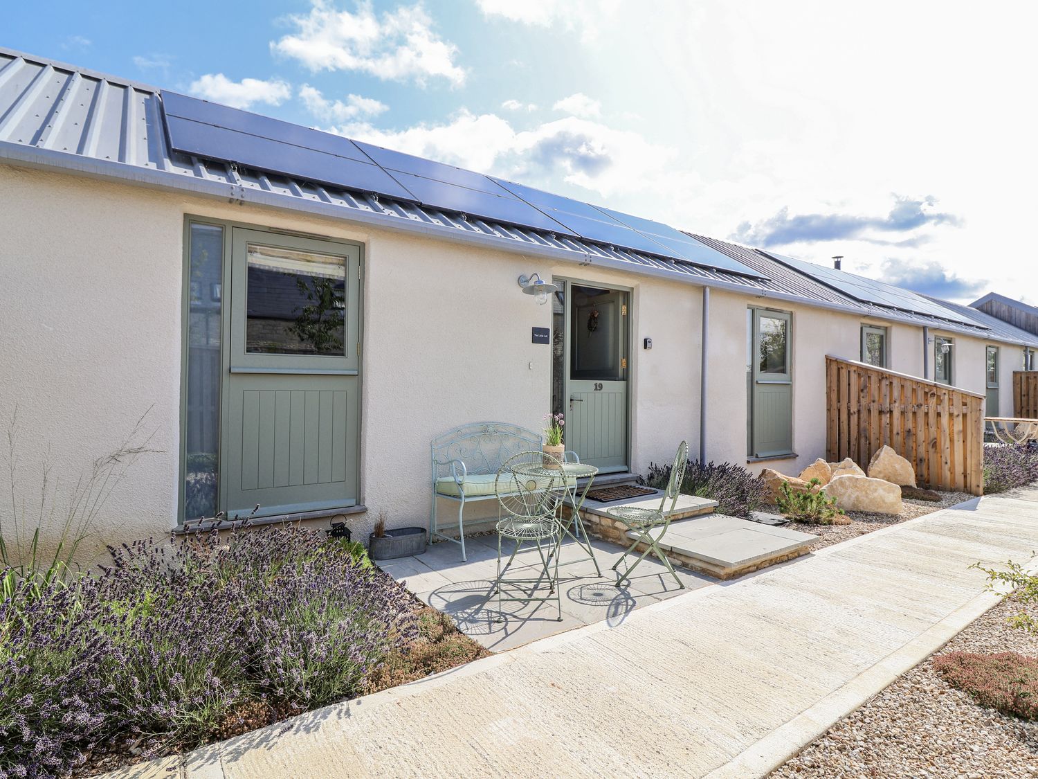 An outdoor area with seating and plants at The Little Loft in Burford