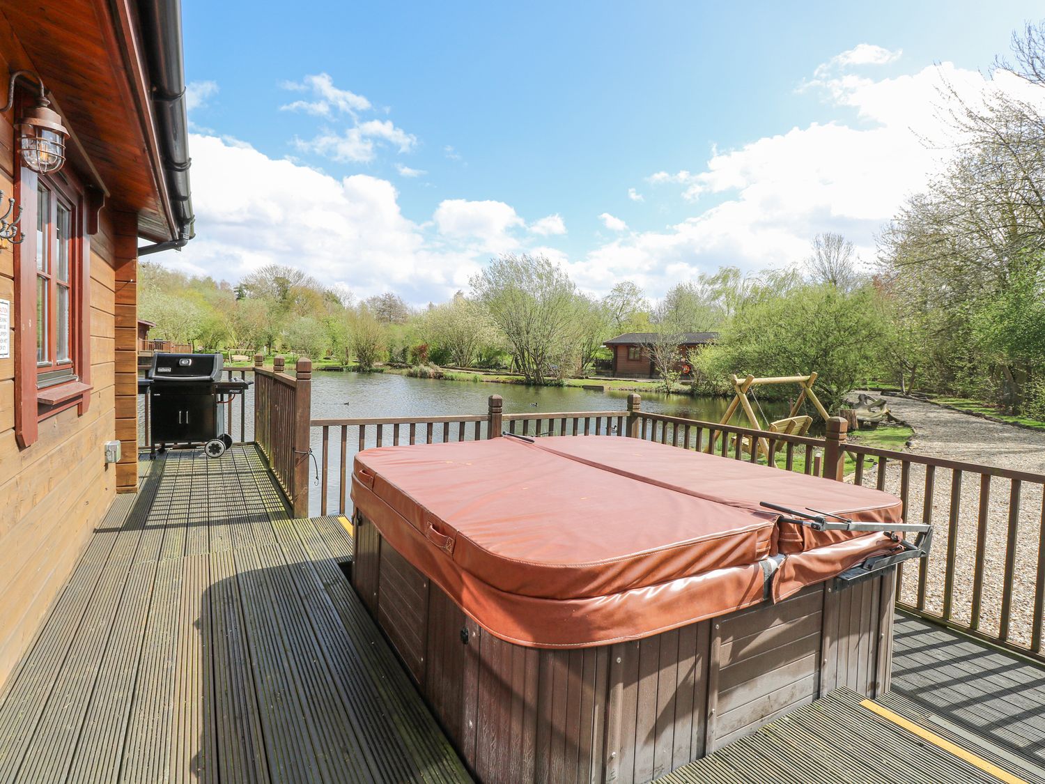 Woodpecker Lodge                     photo 2