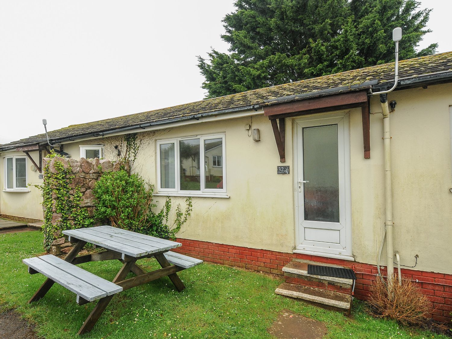2 Bed Silver Chalet Plot T032 with pets - Devon - 1154787 - photo 1