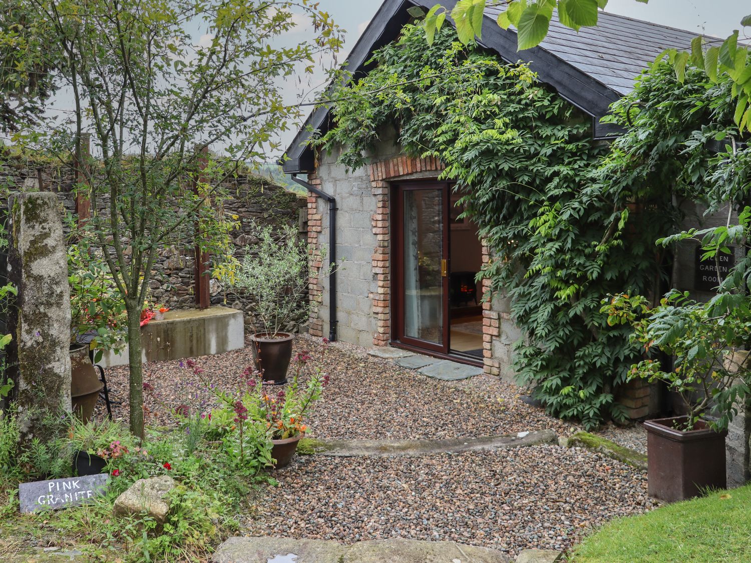 Pink Granite Garden of Ireland - County Wicklow - 1159296 - photo 1