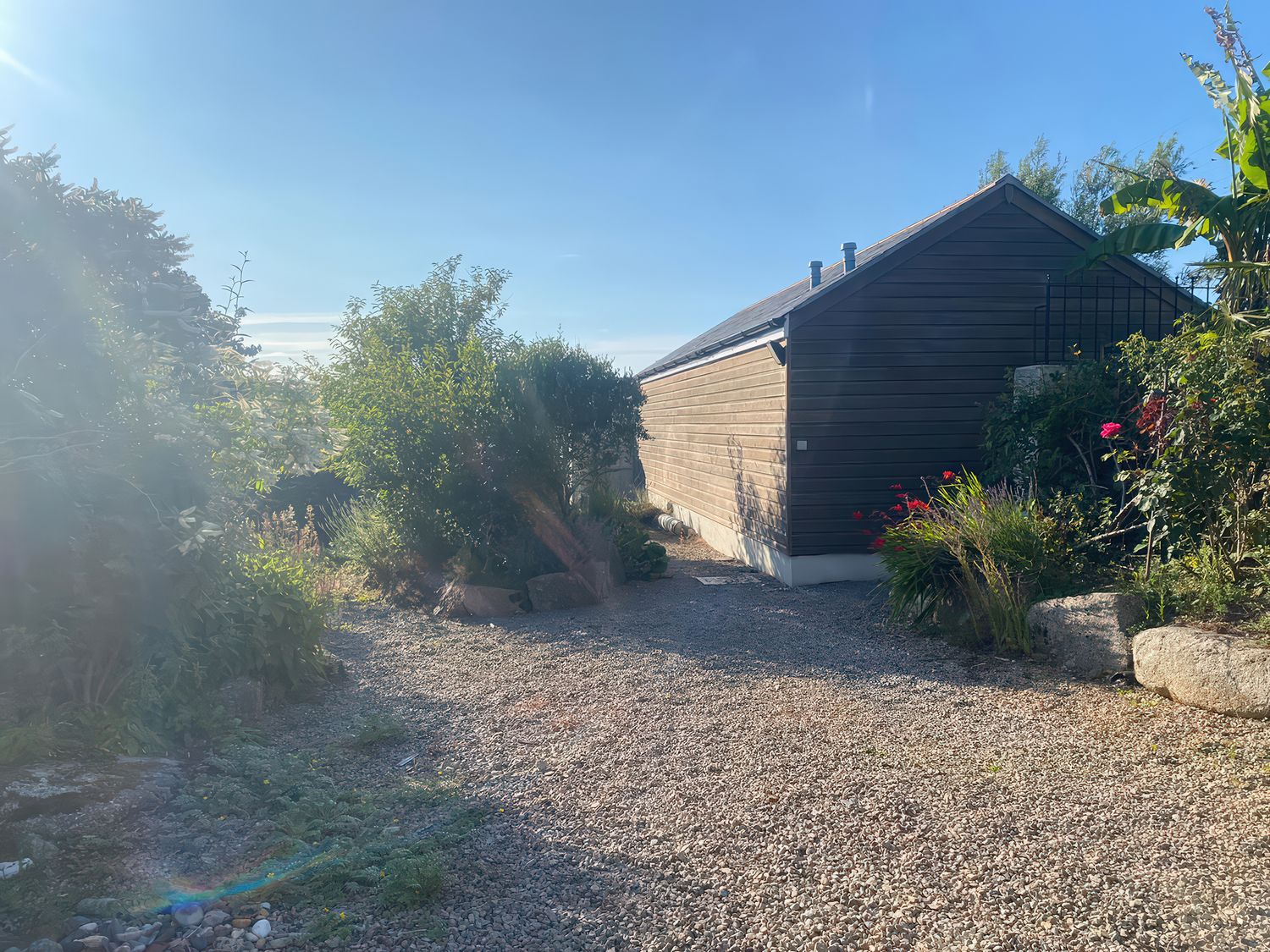 An outdoor area with gravel pathway and a building at Mys Hedra Farm in Penzance