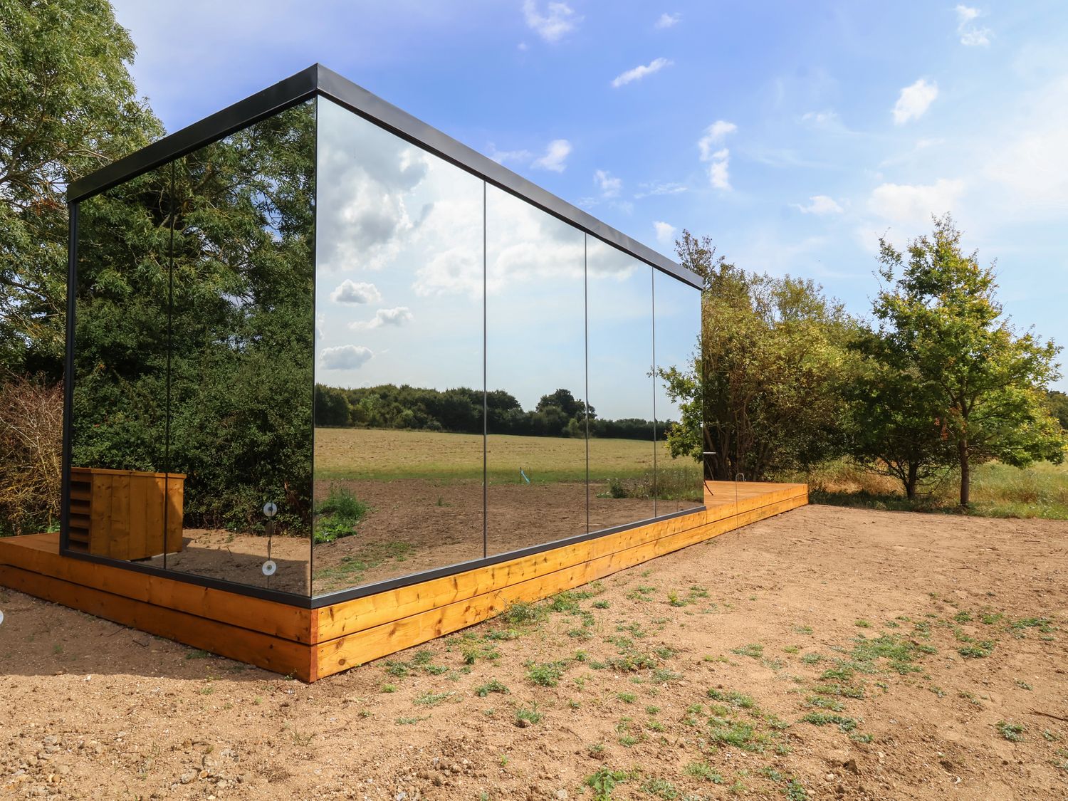 Pound Farm Mirror Houses: Pond ÖÖD                     photo 2
