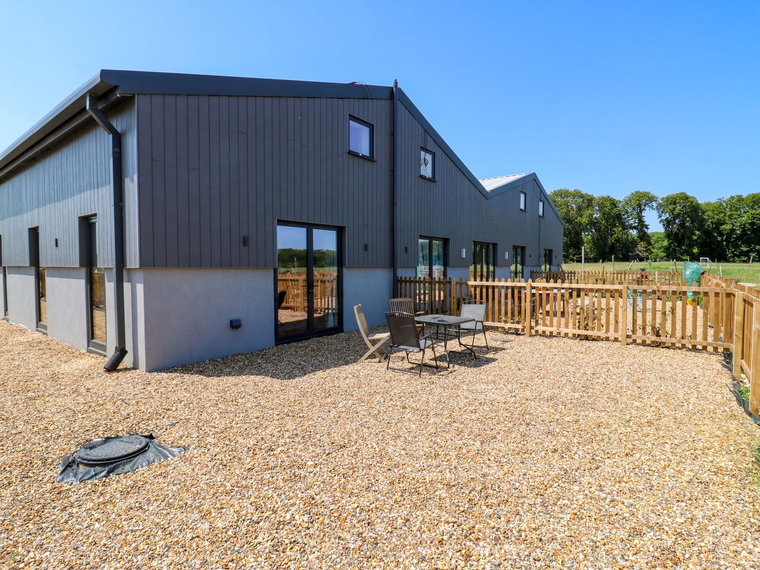 An outdoor area with a table and chairs at Little Yeat Farm in Aylesbury