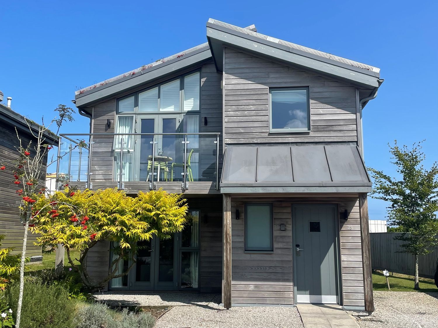 A house with a balcony and garden at Una, Lodge 73 in Carbis Bay