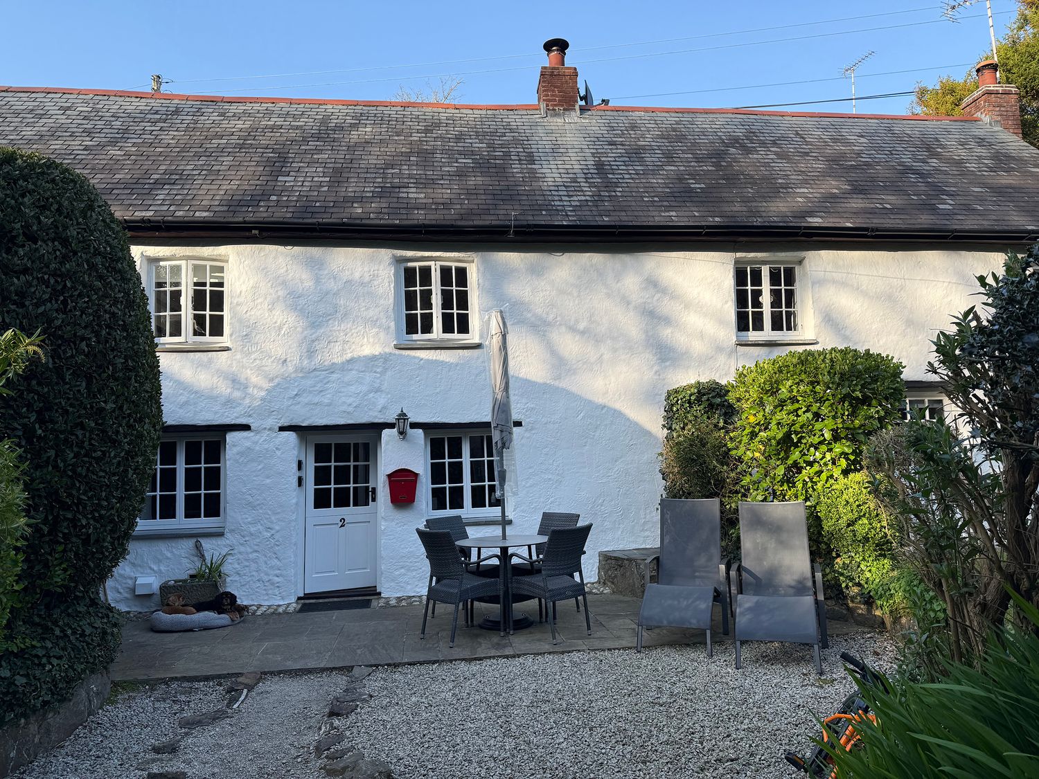 An outdoor area with chairs and a table near 2 Rose Cottage St Agnes