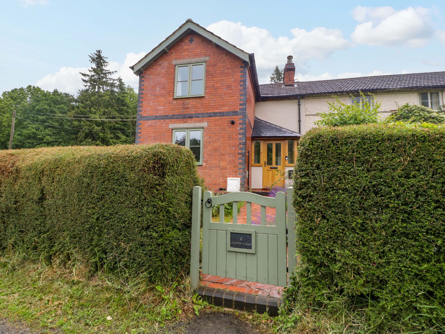 A house with a gate and hedges at 2 Loxter Villas Wellington Heath near Ledbury