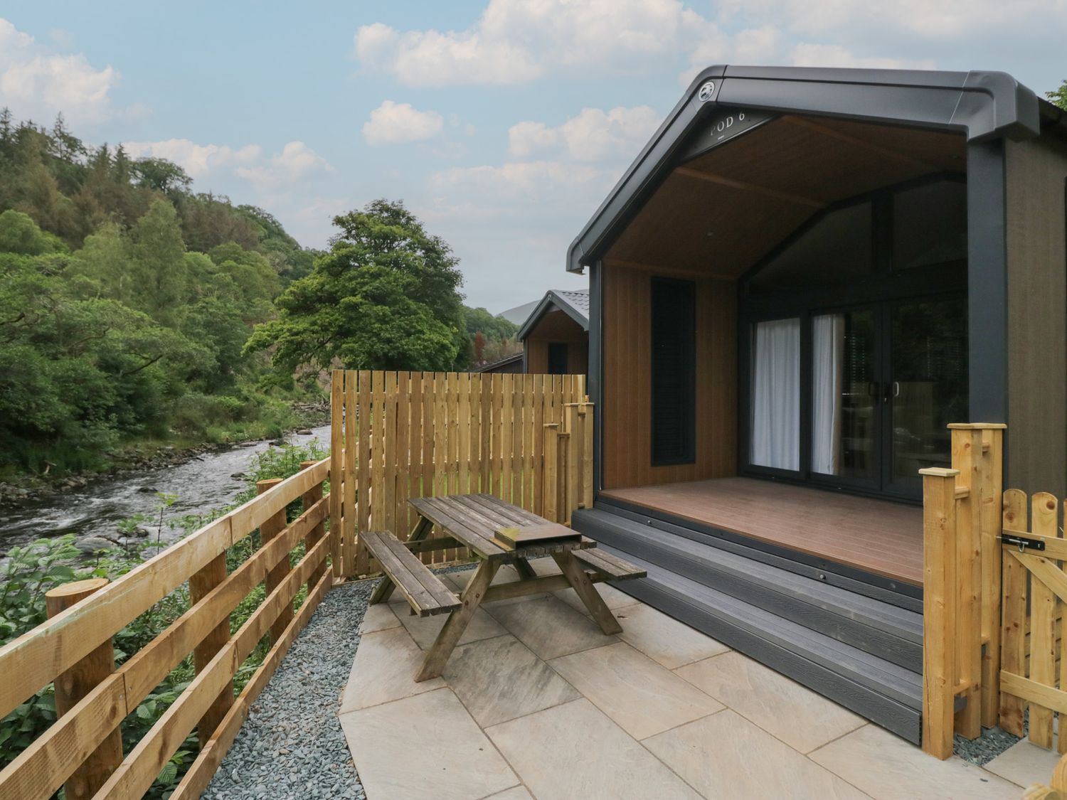An outdoor area with a pod and picnic table at Lingy Luxury Family Pod in Keswick