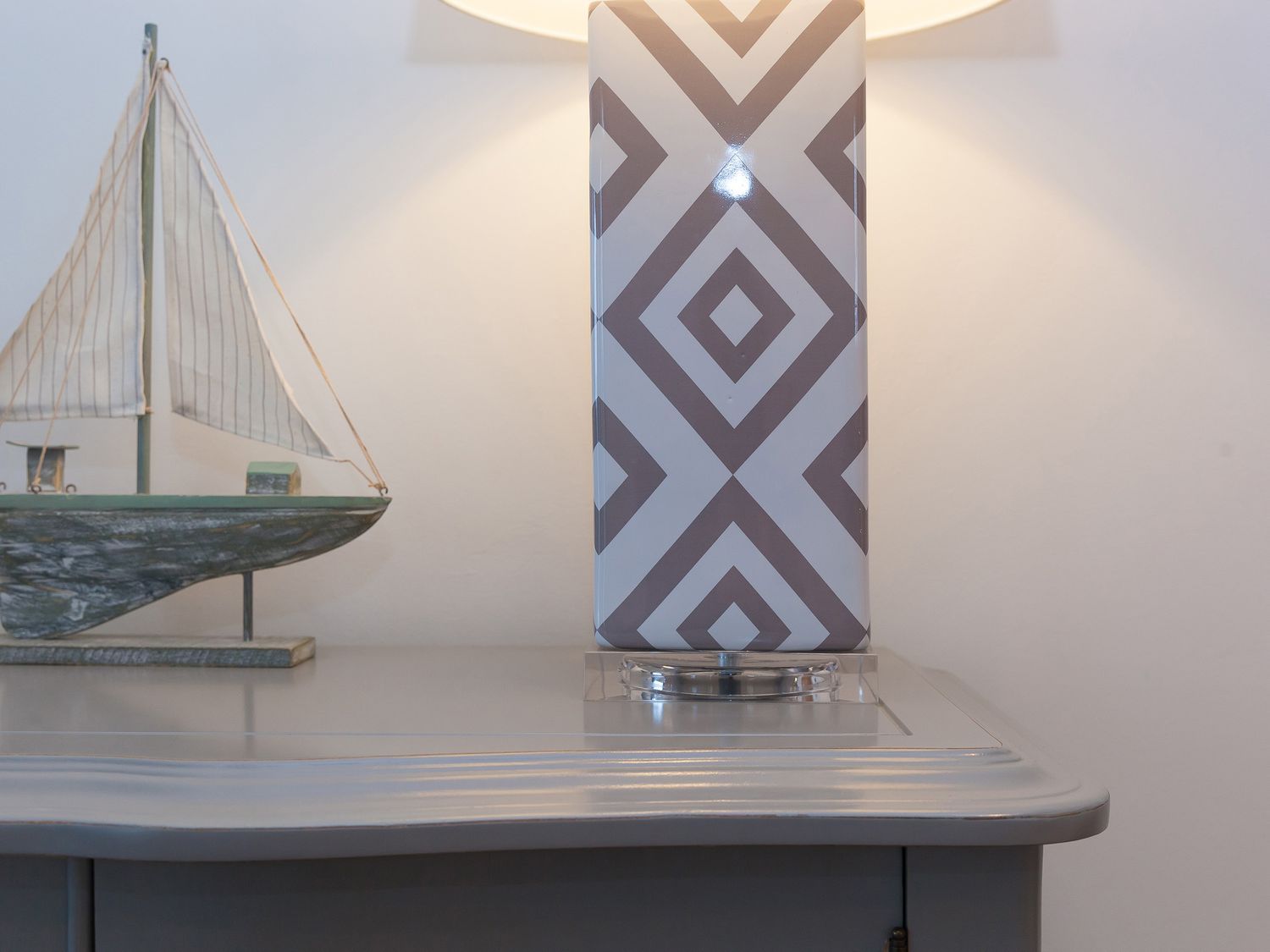 A lamp and a decorative boat on a table at Far Cliffs in St. Ives