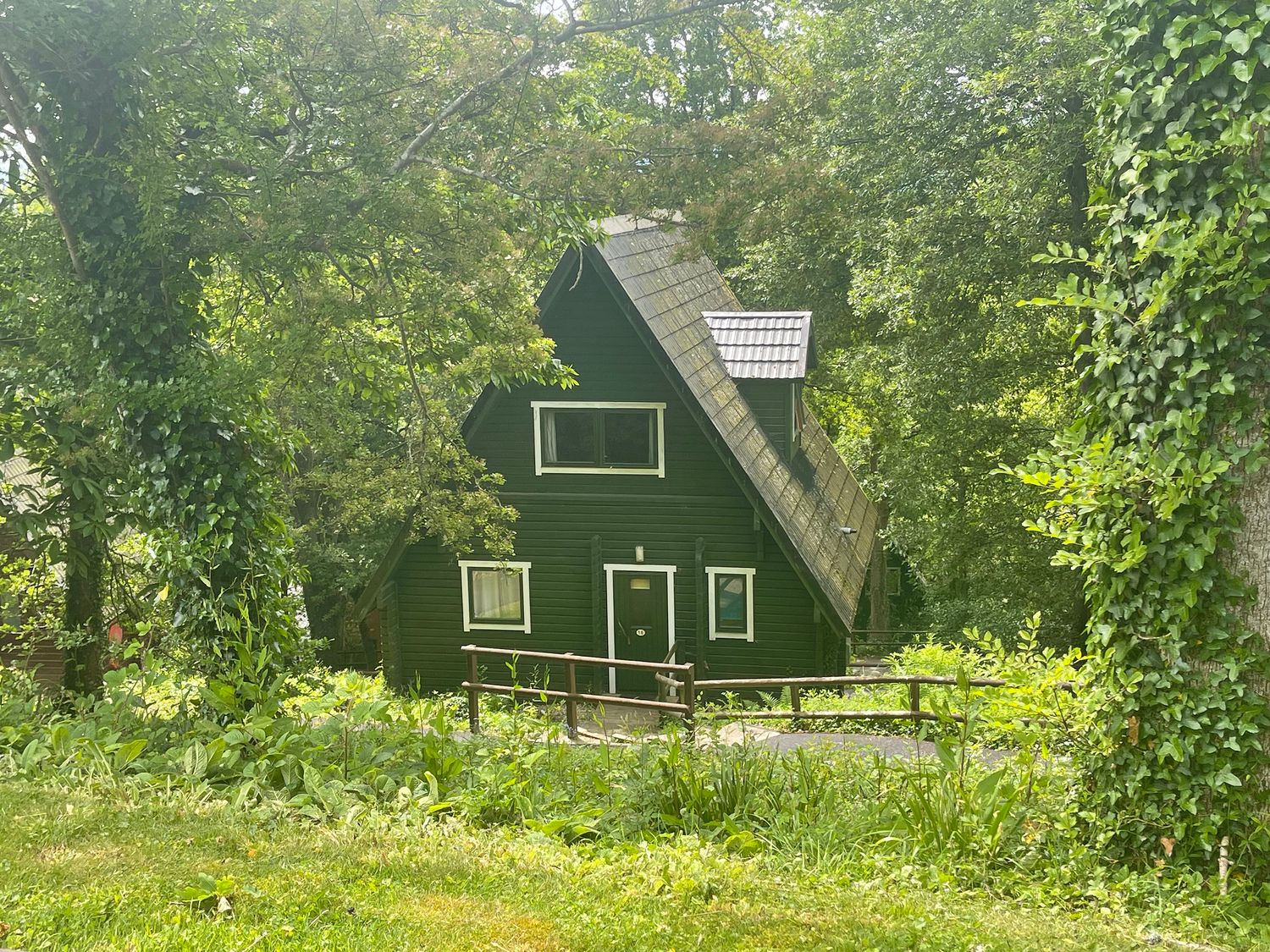 A house surrounded by trees and grass at Tor View Finlakes Holiday Park near Chudleigh