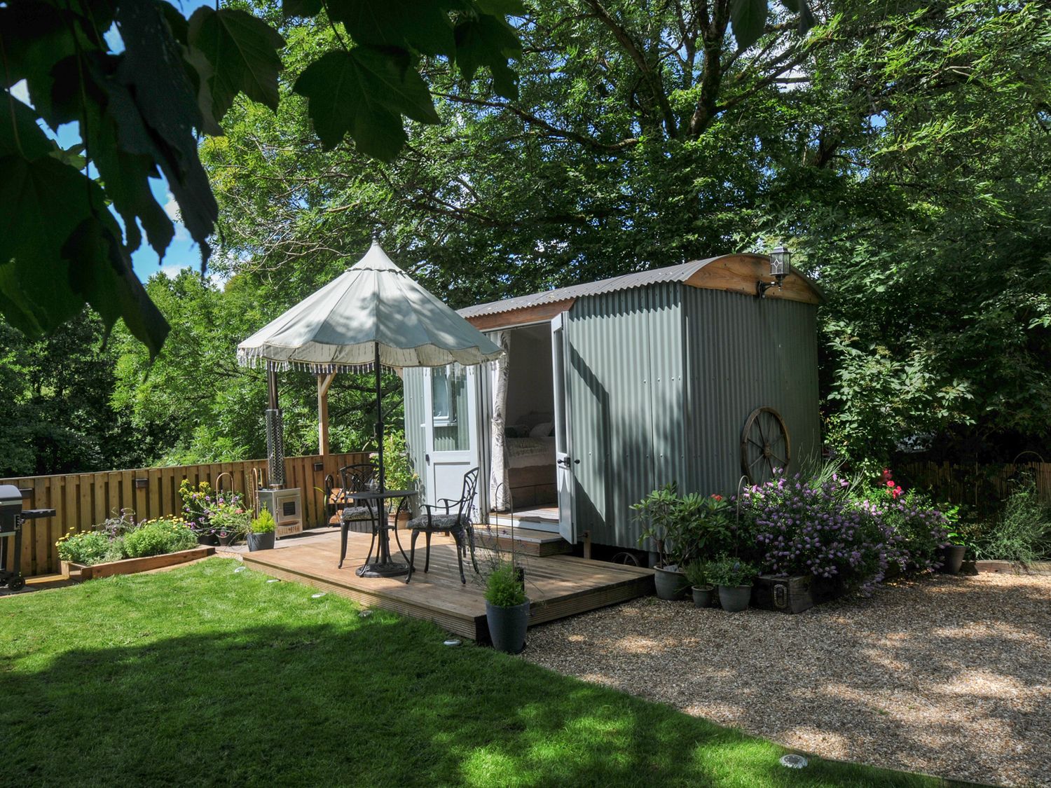 A garden with a hut and canopy at The Highwood Hut near Liskeard