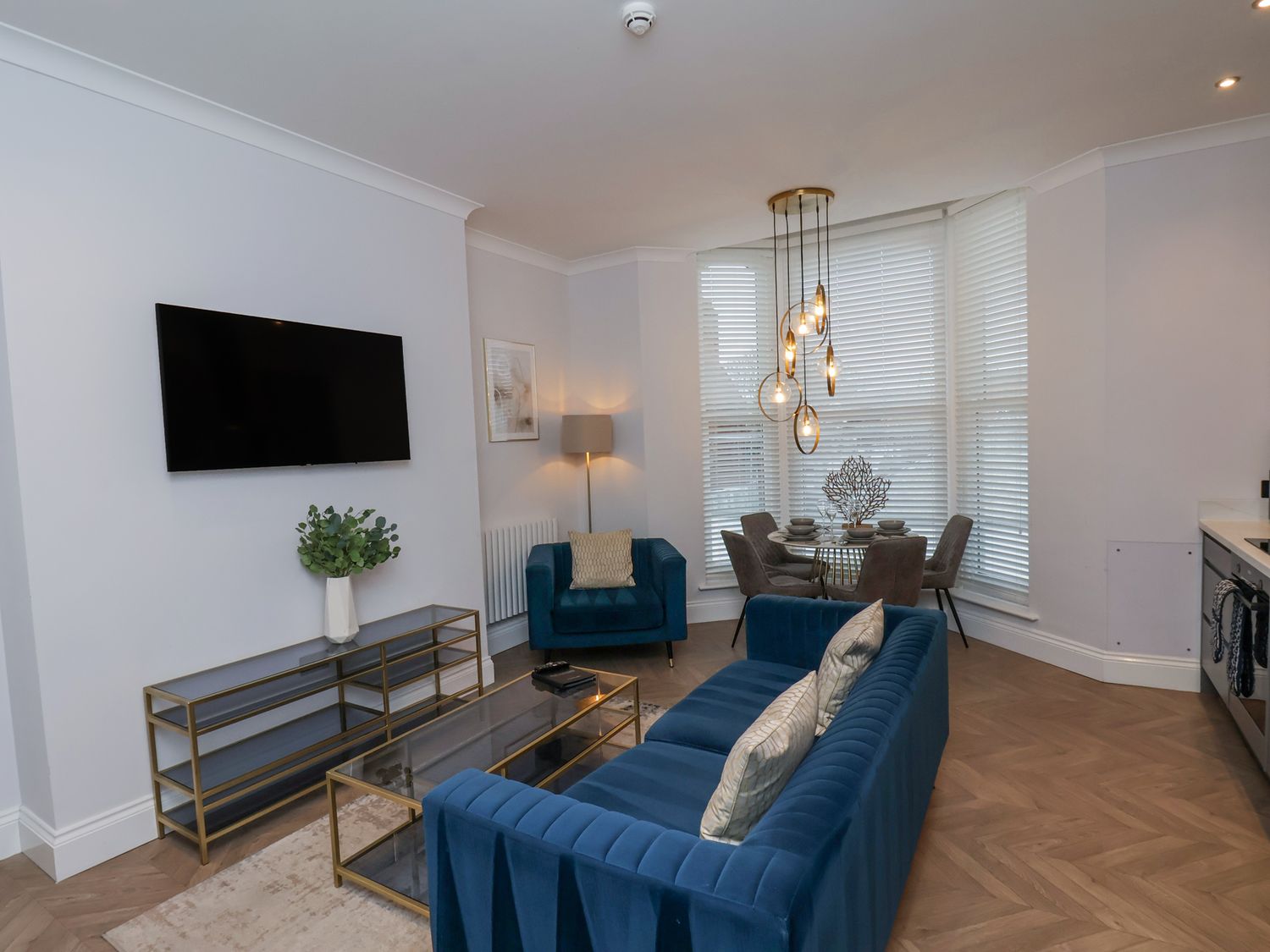 The Salisbury Apartment 201                     photo 2