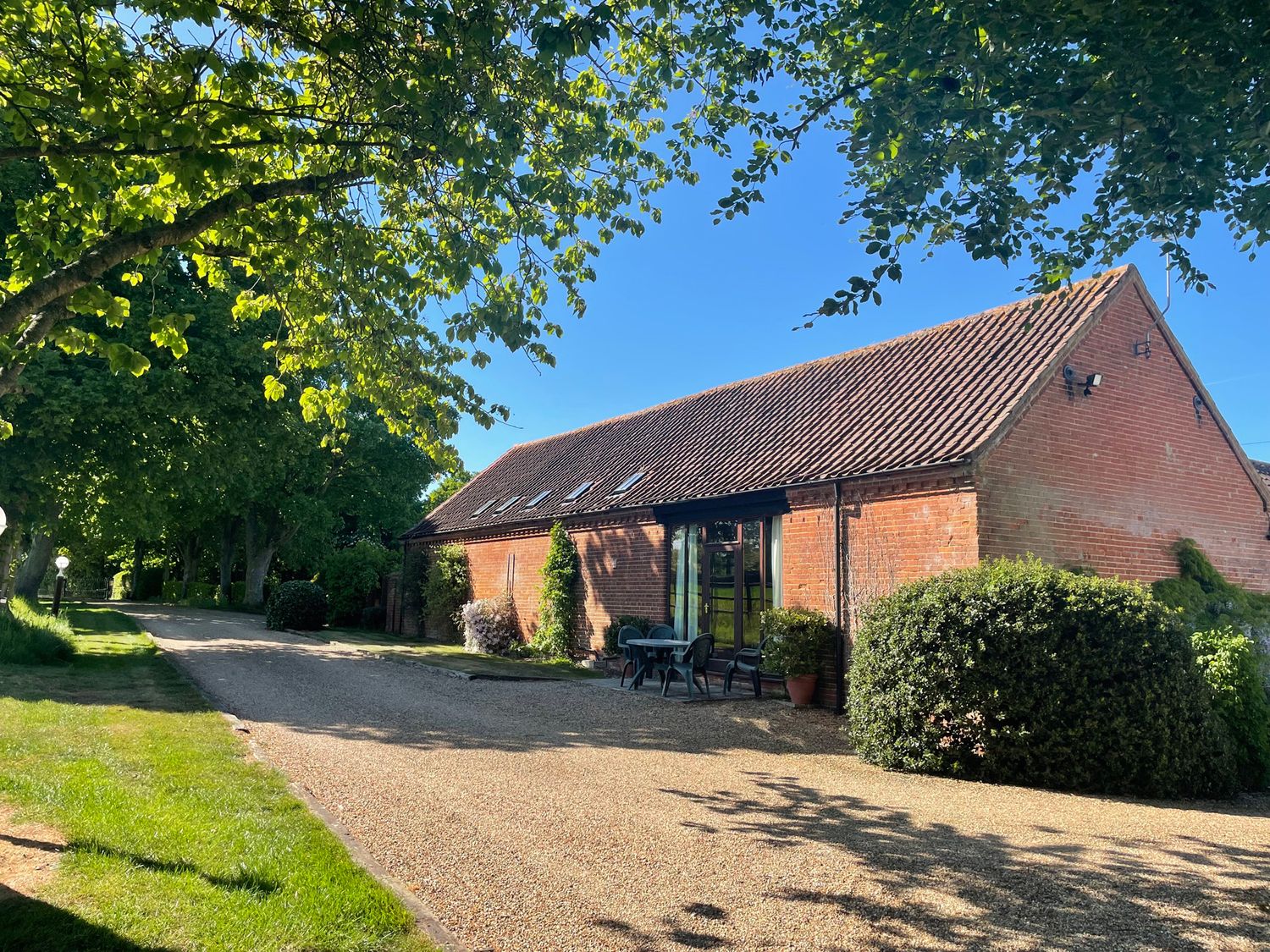 A building with windows and a gravel path at Pear Tree in Wood Norton
