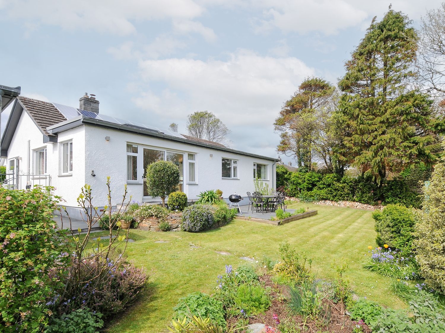 A house with patio and garden at Chimings Rock
