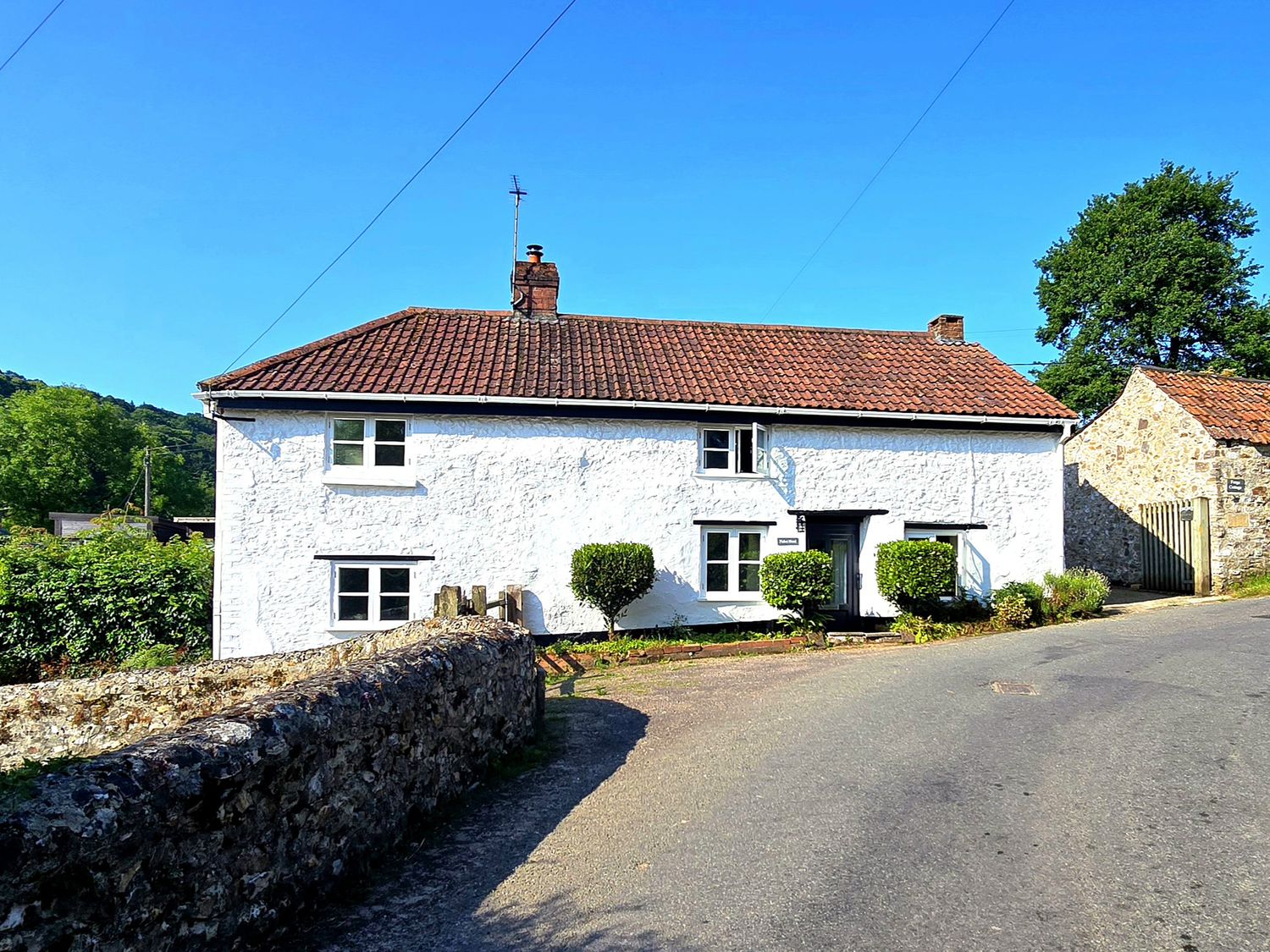 A cottage with a garden and stone wall at Picket Mead Southleigh near Colyton
