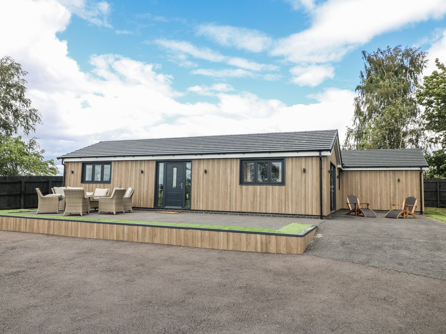 A house with seating area in front at Fields View Edingale near Alrewas