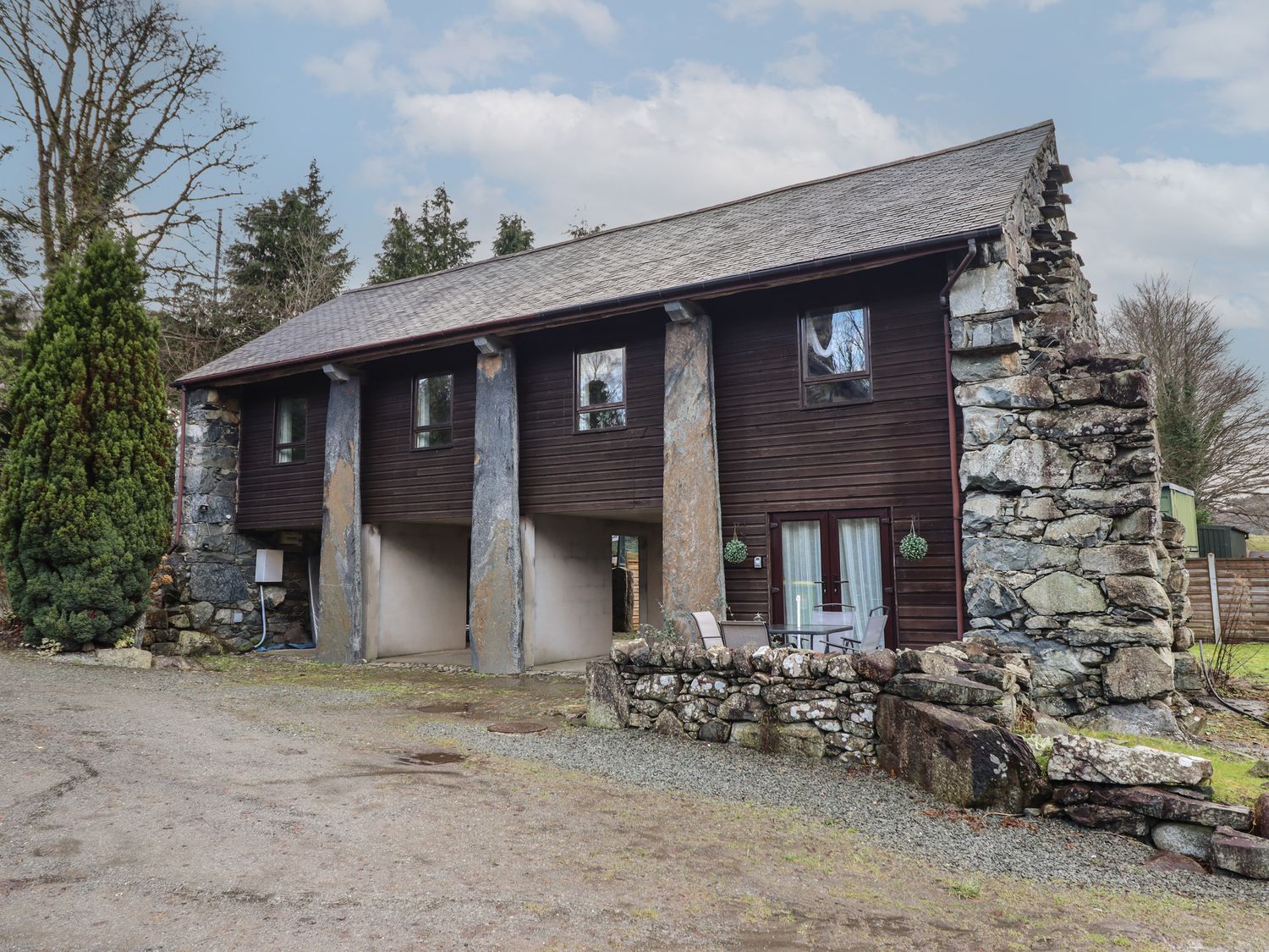 A house with stone pillars and windows at Idris Barn in Dolgellau