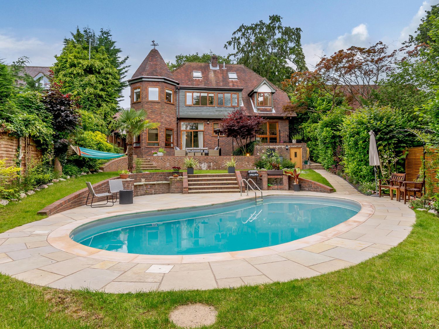 A house with swimming pool and garden at Forest Getaway