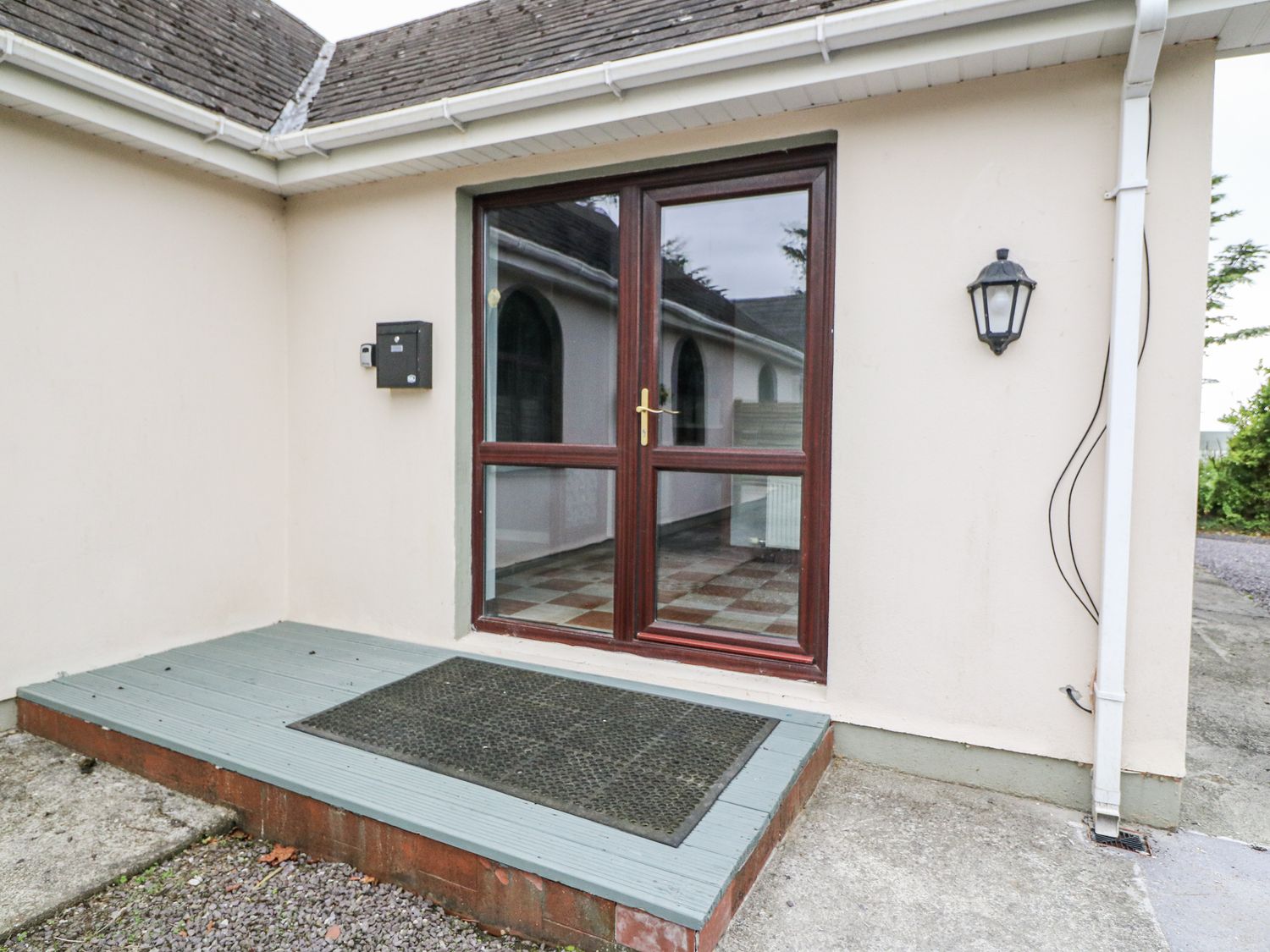 An entrance area with a front door and mailbox at Lilly's Bungalow in Clonakilty, County Cork