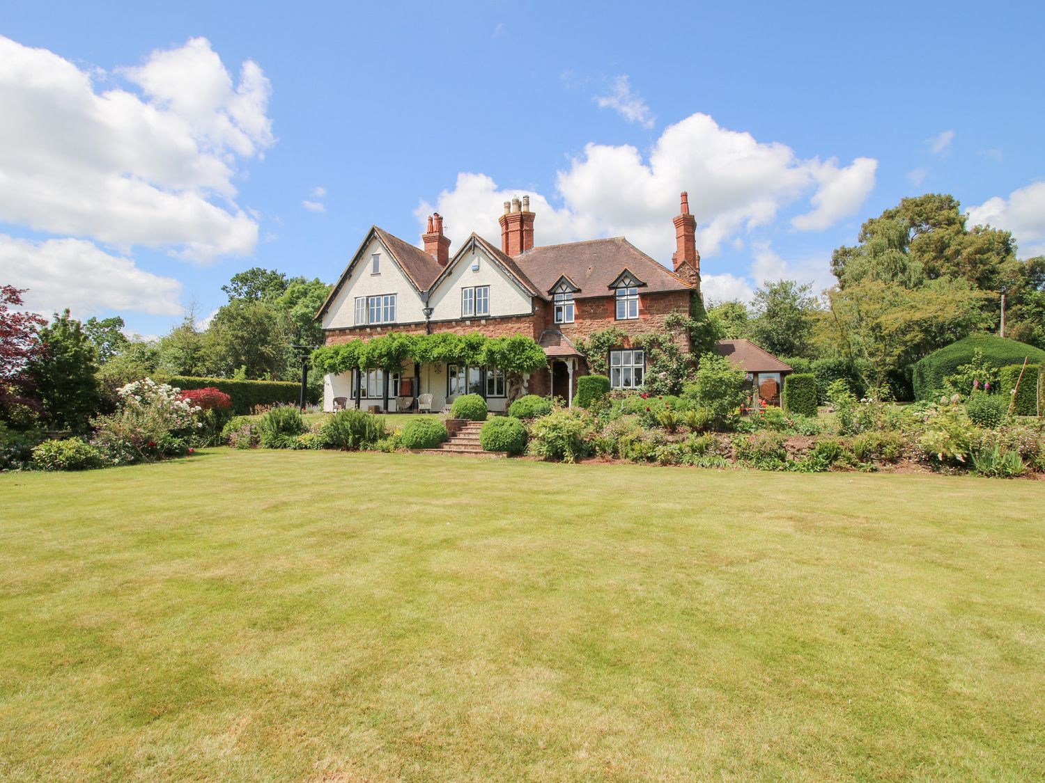 A house with a garden and lawn at Uplands House in Ledbury