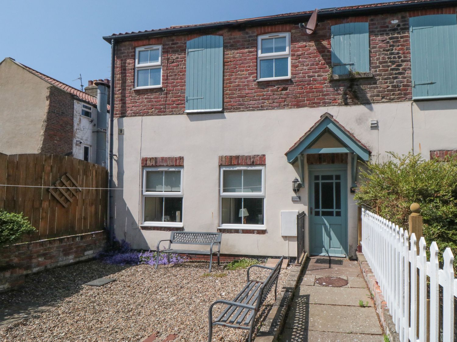 An outdoor area with a bench and gravel at 4 Londesborough Mews