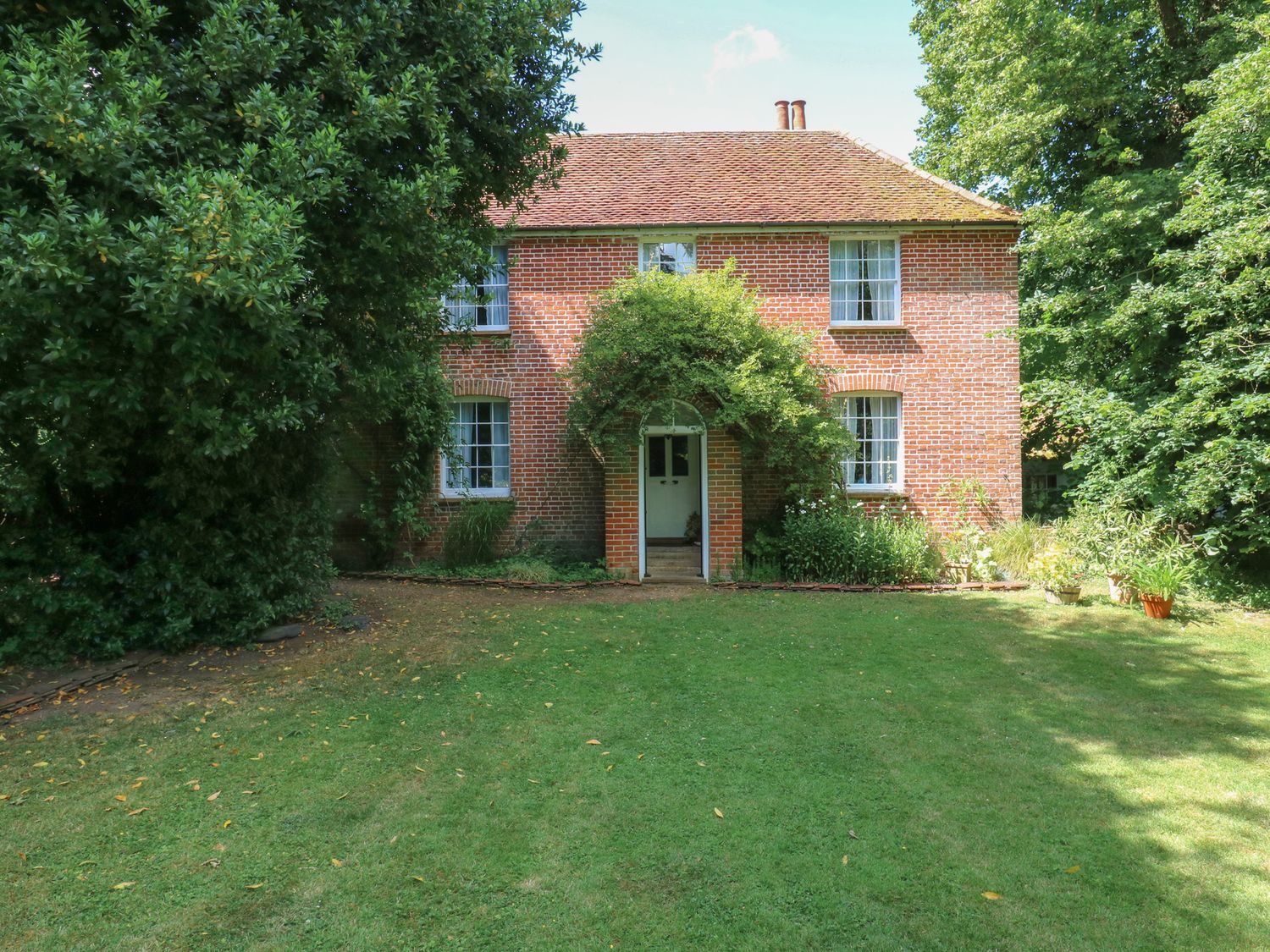 A house with a garden and trees at Curry Farm 