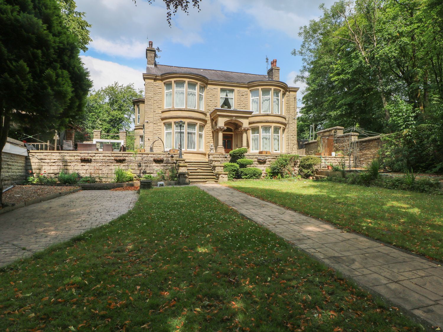 A house with garden and pathway at Stone House in Rossendale