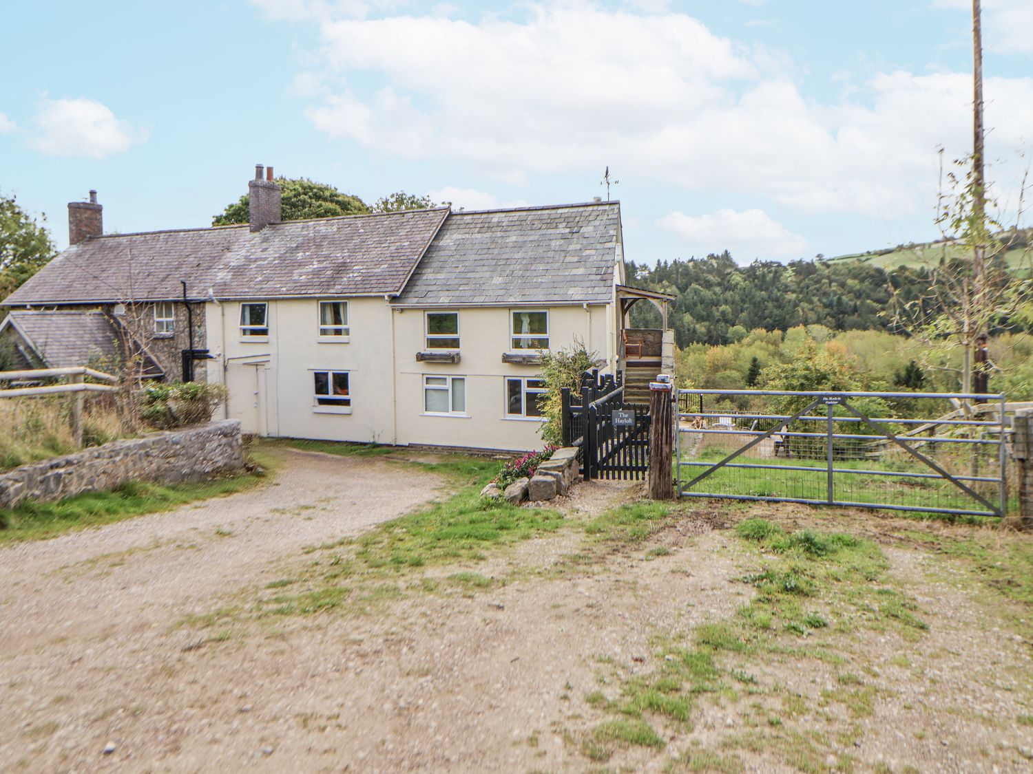 A house with a gate and garden at The Hayloft in Bodelwyddan
