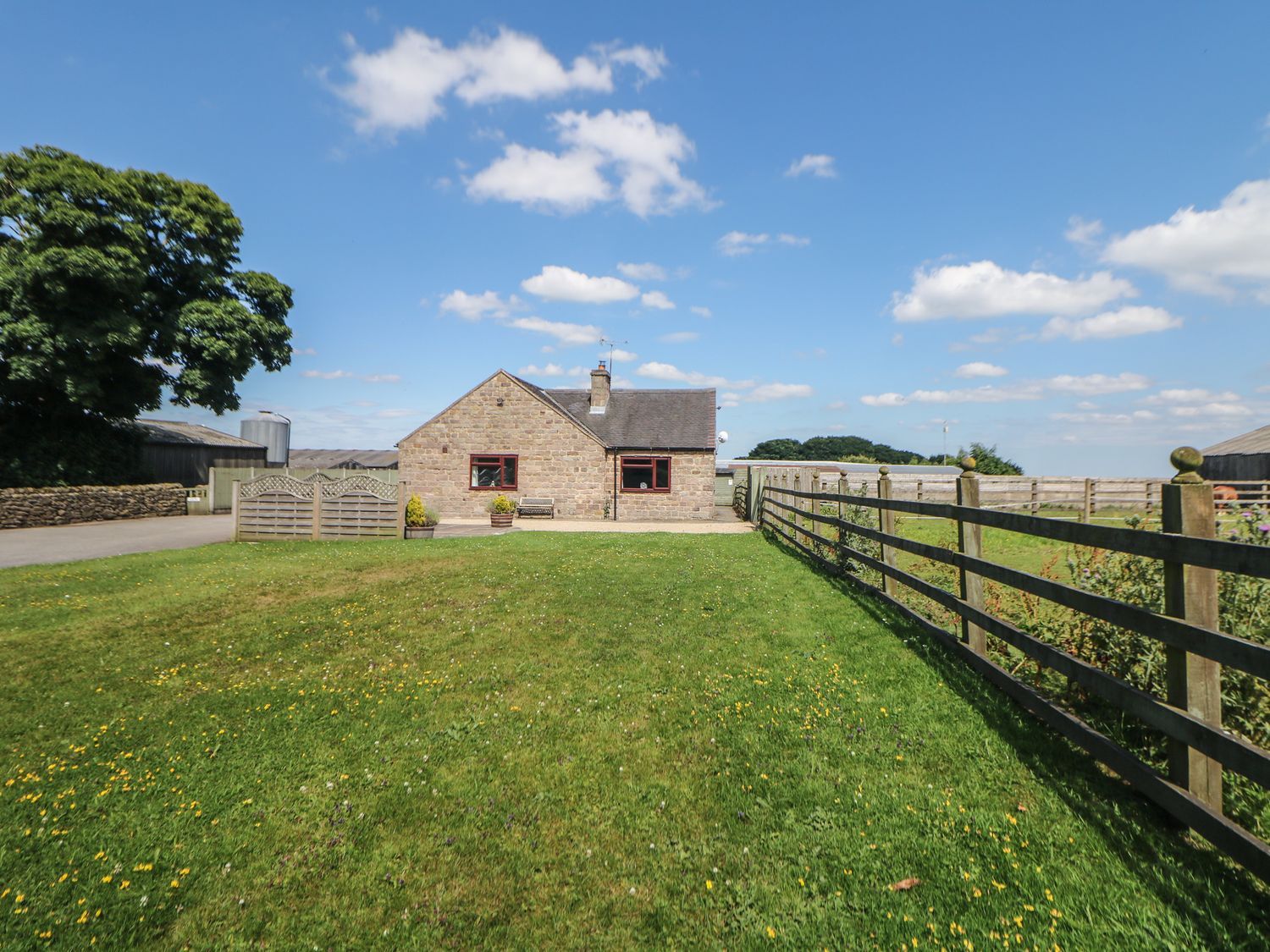 A house with a garden and fence at The Lodge in Wirksworth