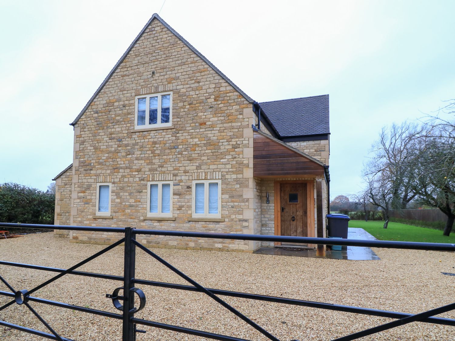 A house with stone walls and windows at Peewit Coach House in Moreton-in-Marsh