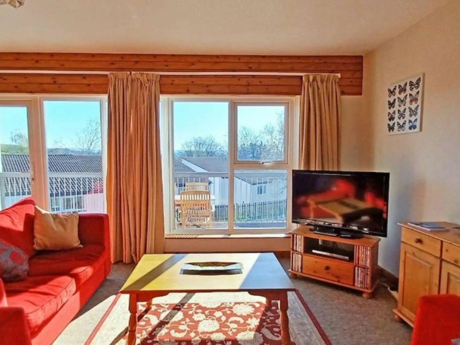 A living room with a television and a coffee table at the property in 