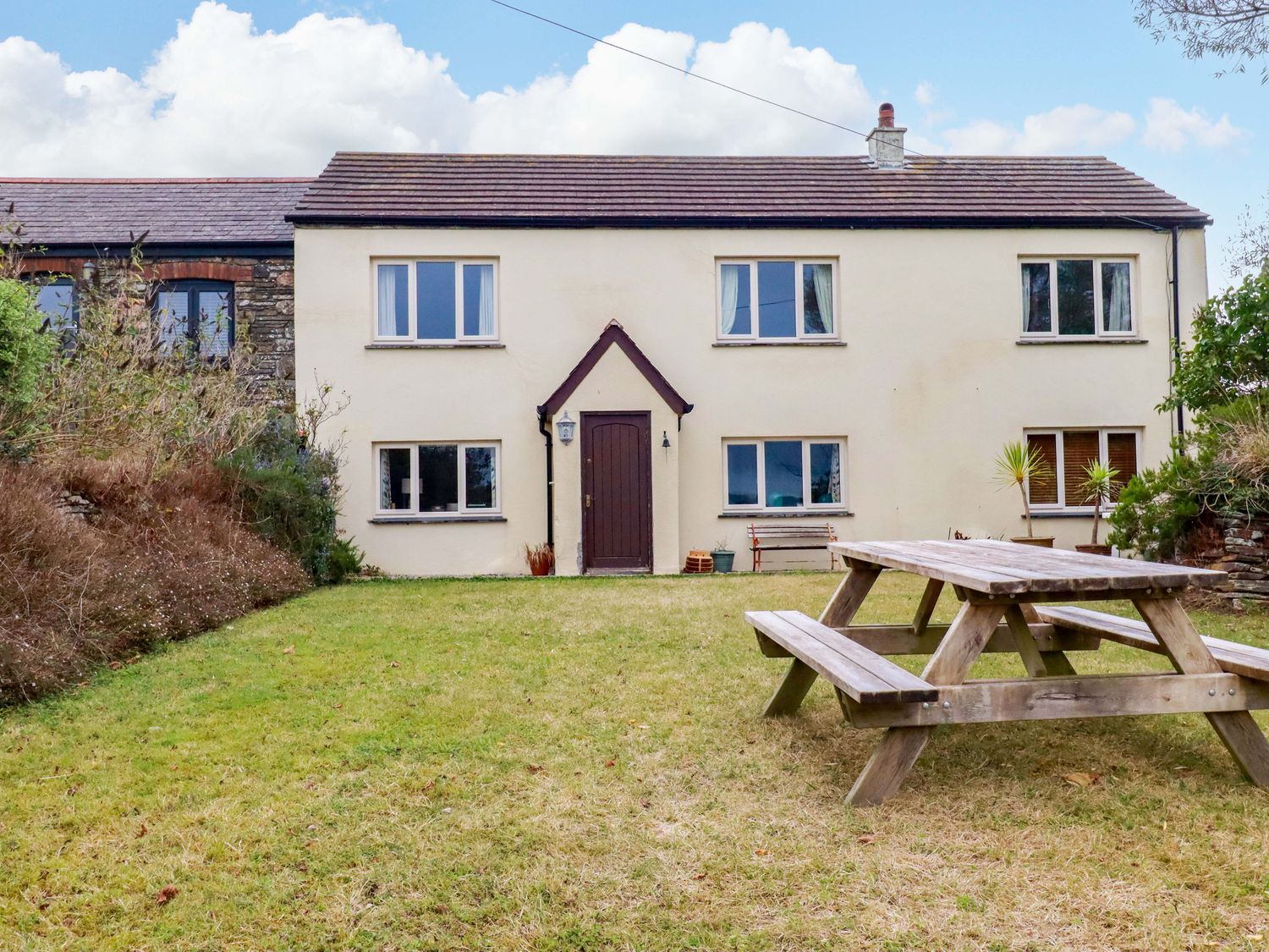 A house with a garden and picnic table at Rosewin Farmhouse near St Minver