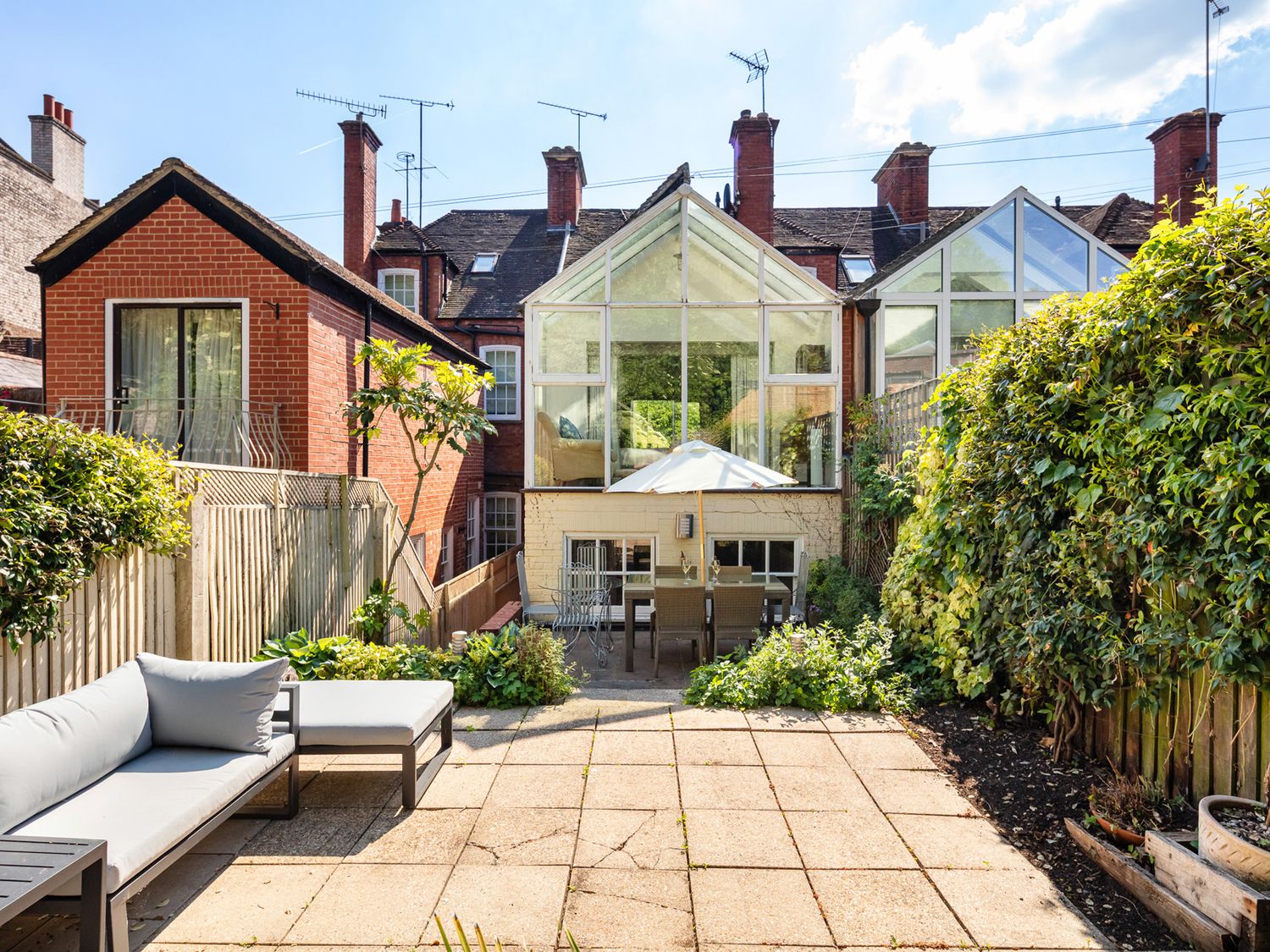 A garden with outdoor seating and a glass roof house at Castle View in Windsor, Berkshire
