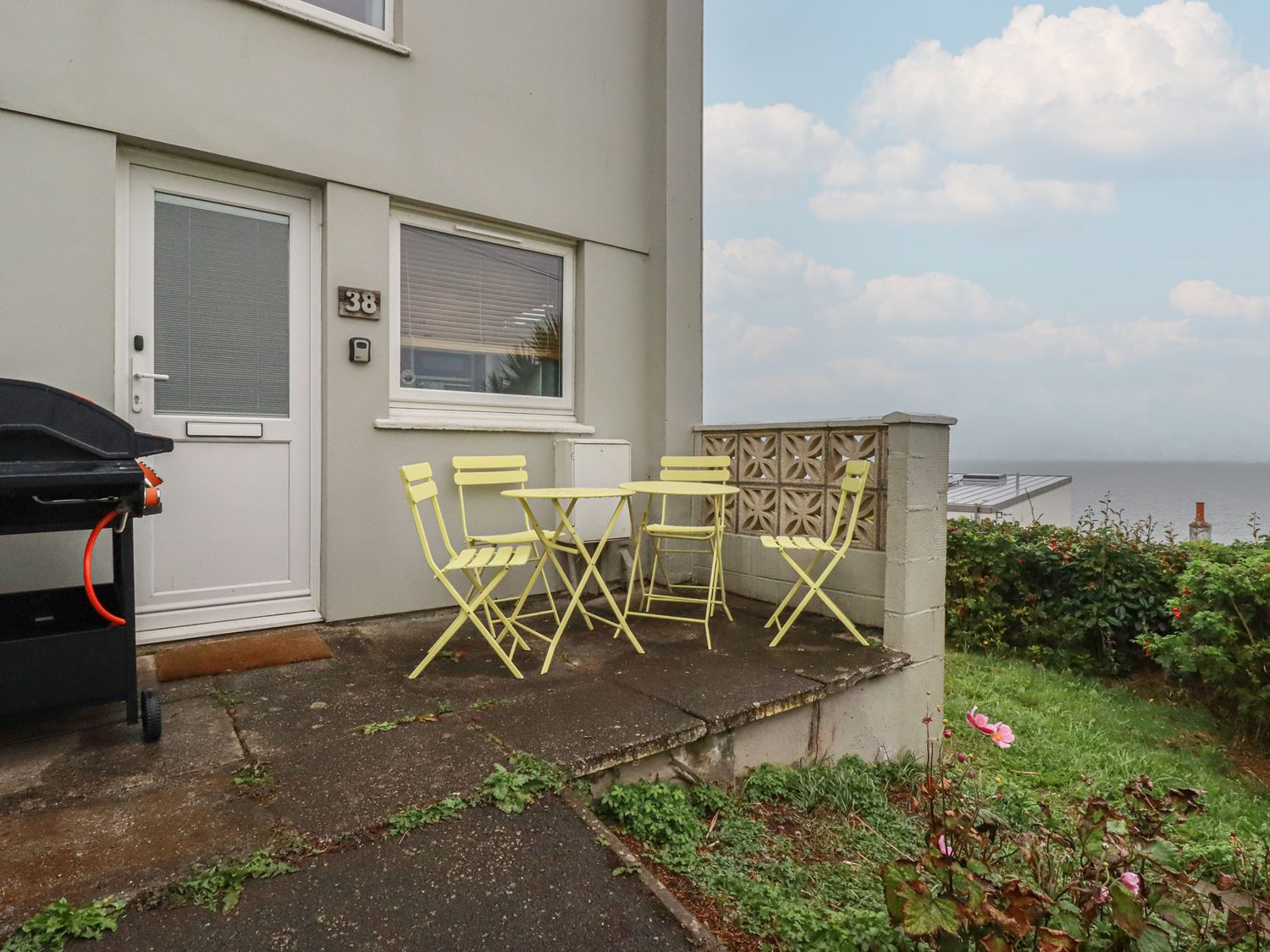 An outdoor area with a table and chairs at 38 Surf View in Newquay