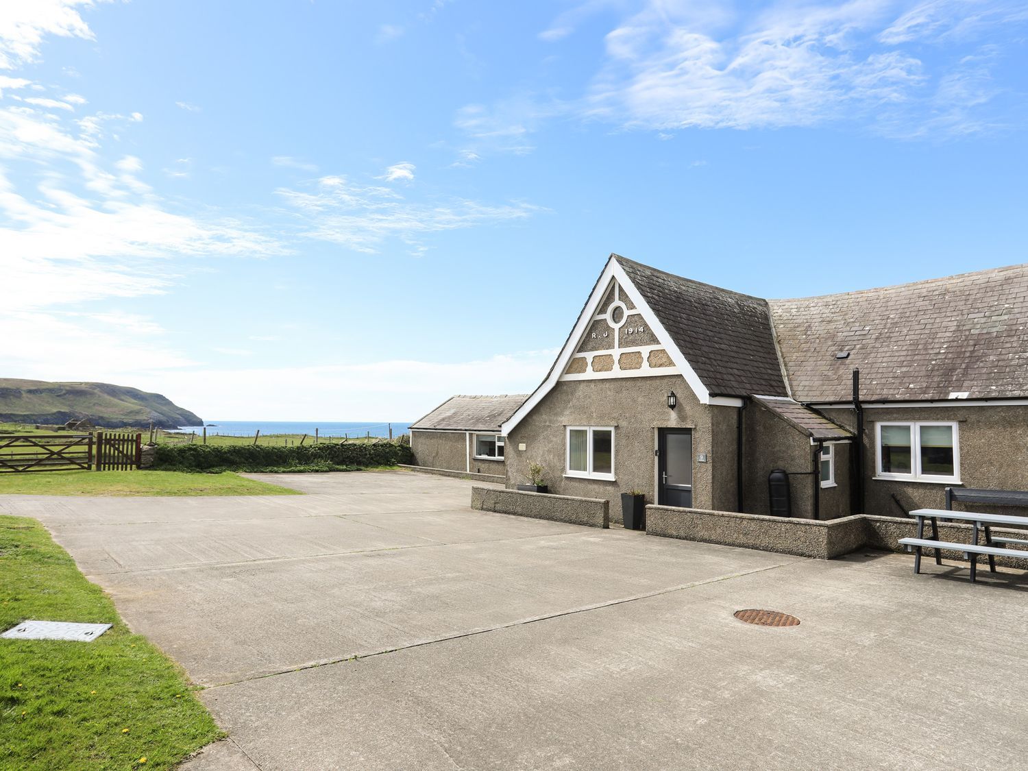 An outdoor area with a house and driveway at Ceiriad - 9 Ty'n Don in Llanengan near Abersoch
