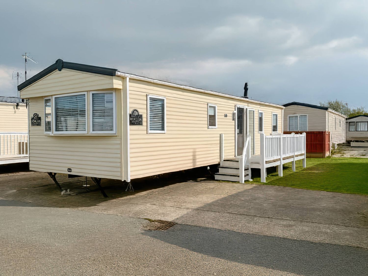 A mobile home with steps and a ramp at Golden Gate Holiday Centre - Holiday Accommodation 19058 Towyn