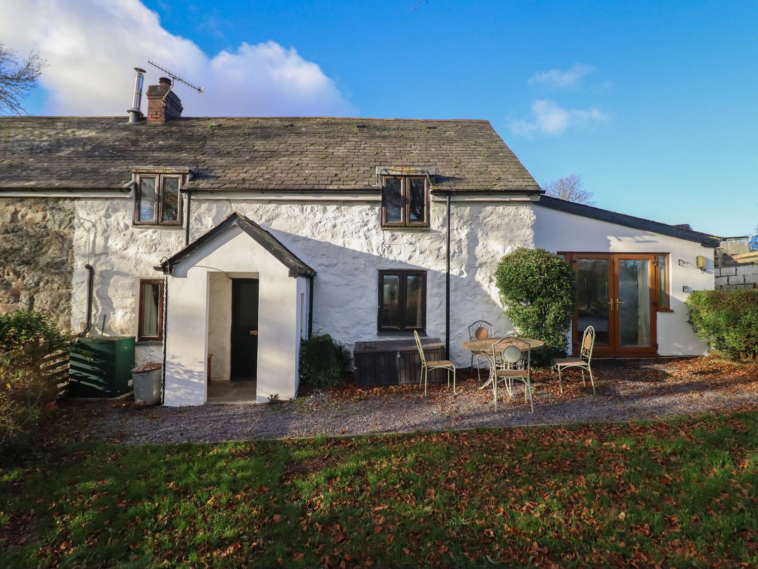 A house with a garden and outdoor seating at 1 Fron Uchaf in Parc near Bala