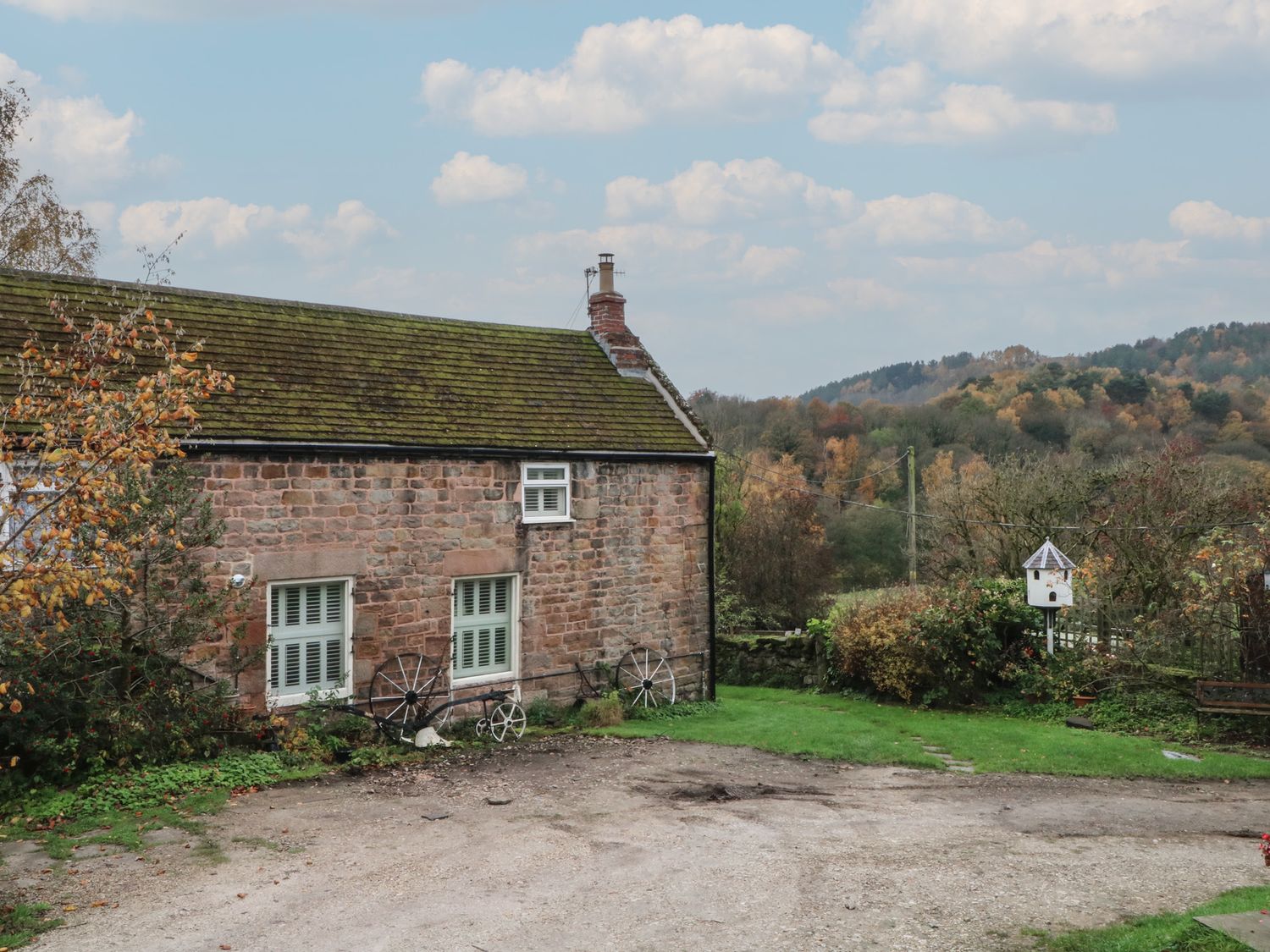 A cottage with a garden at Meadow View Cottage in Matlock