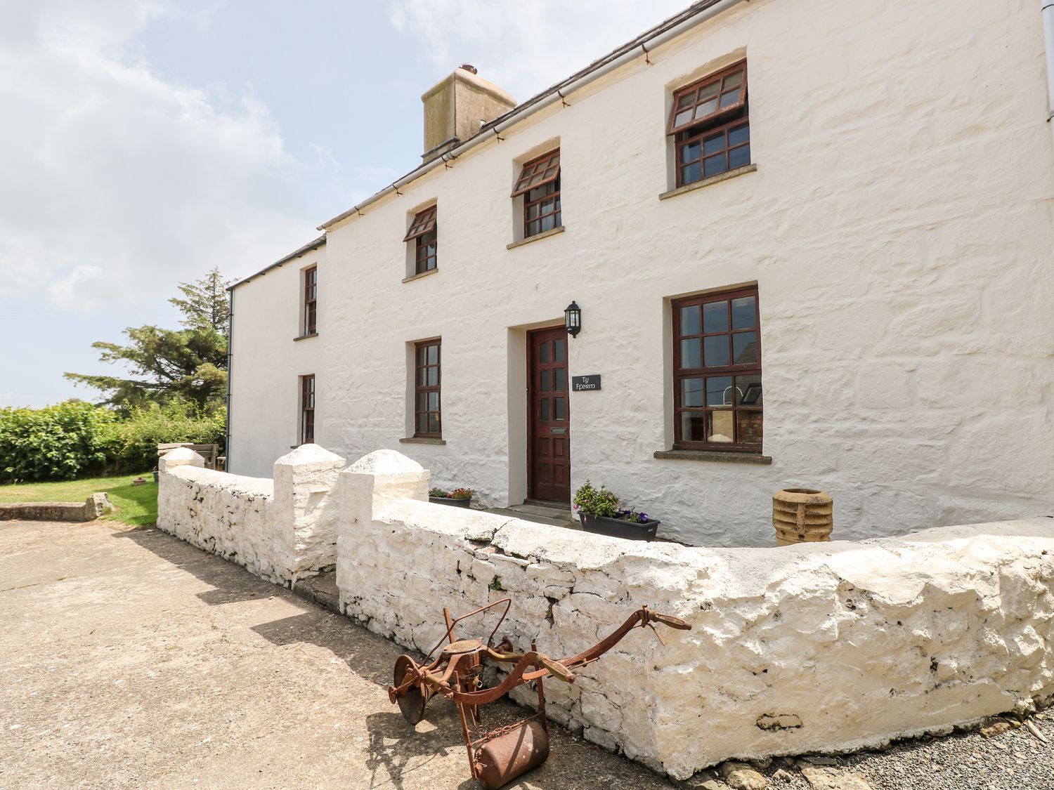 A house with a garden and stone wall at Ty Fferm in Newport
