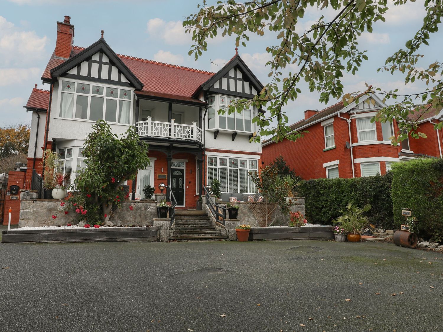 A house with a garden and parking area at The Magnolia in Rhos-On-Sea