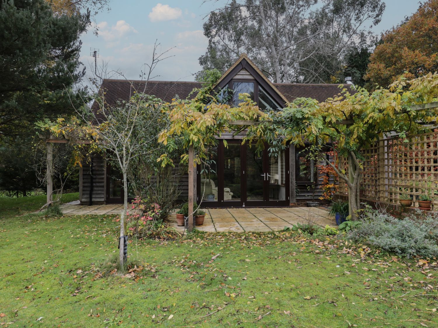 A garden view with patio and plants at Gardeners Hill Annex
