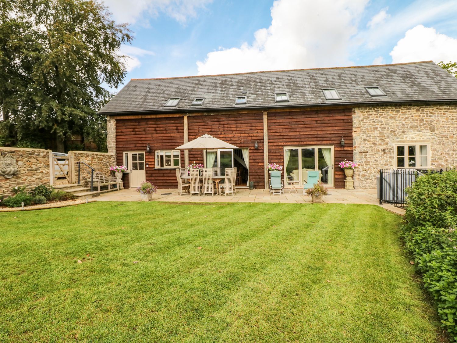 An outdoor area with a table and chairs at Lake View in Crediton